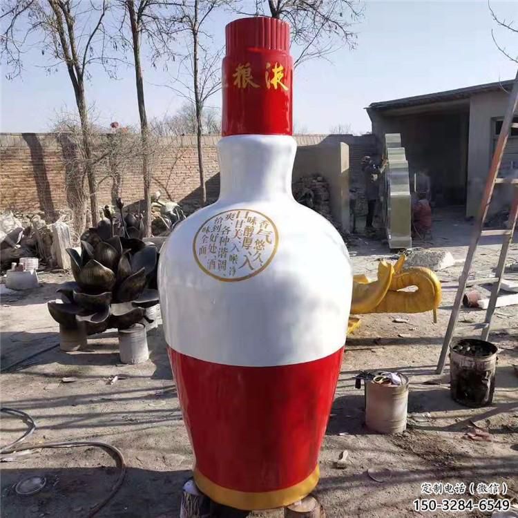 酒瓶雕塑廠家，景區(qū)廣場擺件，玻璃鋼酒瓶雕塑制作