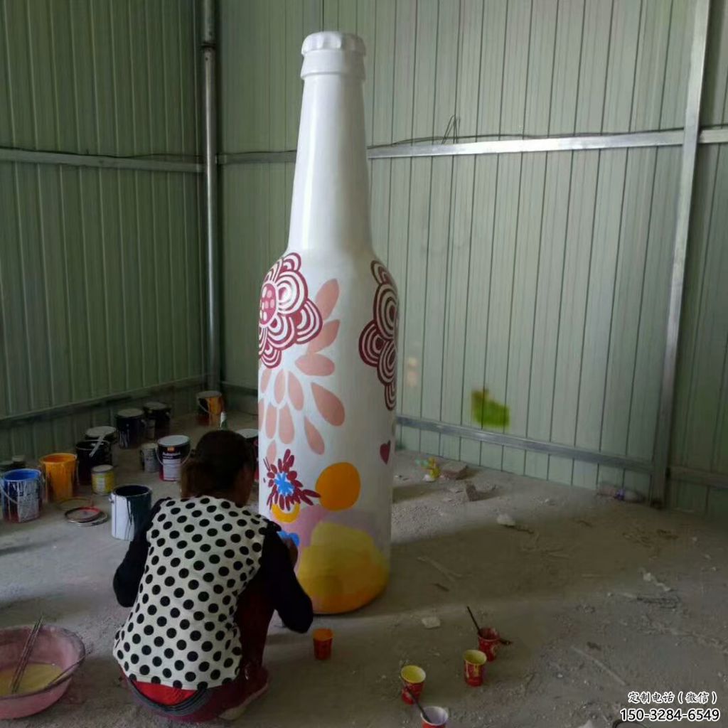 酒瓶彩繪雕塑，公園小區(qū)擺件，玻璃鋼噴漆工藝