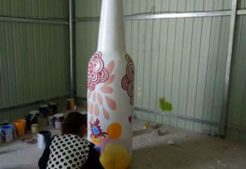 酒瓶彩繪雕塑，公園小區(qū)擺件，玻璃鋼噴漆工藝