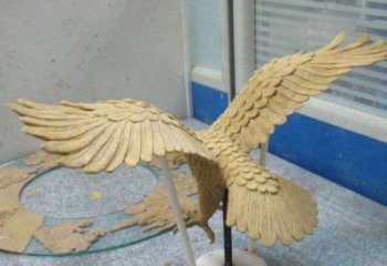 老鷹踏球雕塑，仿真鳥禽類，玻璃鋼材質(zhì)雕塑