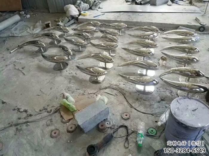 城市魚(yú)形雕塑，網(wǎng)格體育雕塑，古銅效果