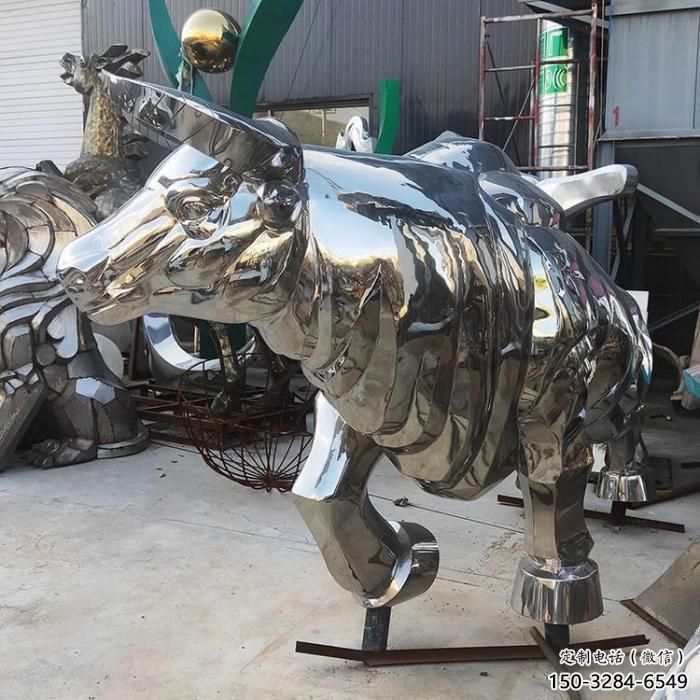 步行街犀牛雕塑，鑄銅農(nóng)耕雕塑，鏤空方式