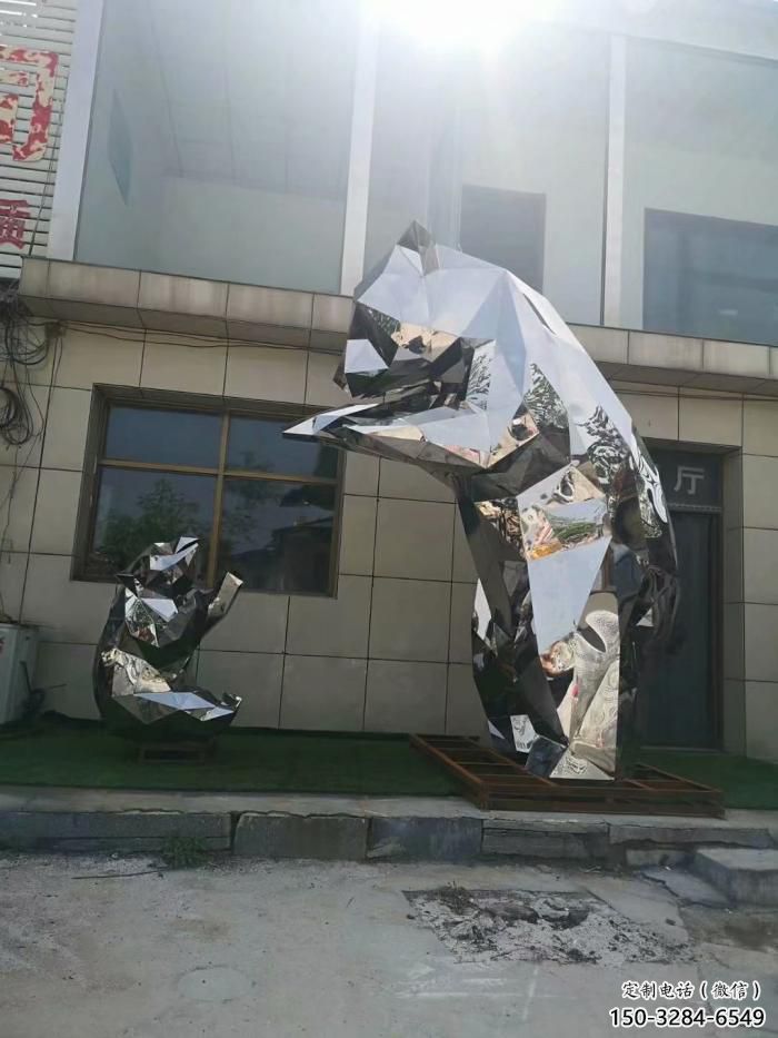 步行街狗熊雕塑，鑄銅農(nóng)耕雕塑，鏤空方式