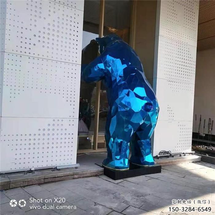 城市狗熊雕塑，網(wǎng)格體育雕塑，古銅效果