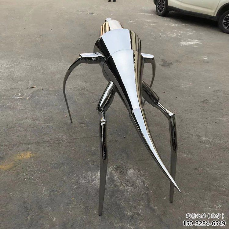 校園蝗蟲雕塑，鏡面拋光雕塑，昆蟲主題