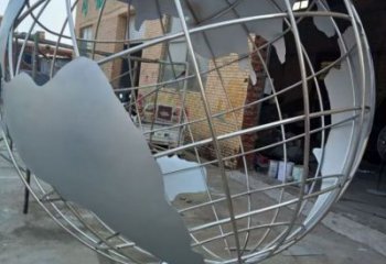 步行街地球儀雕塑，鑄銅景觀雕塑，鏤空方式