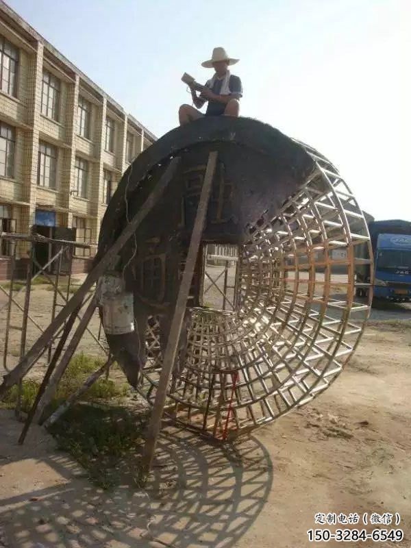 小區(qū)銅錢雕塑，拉絲景觀雕塑，抽象效果