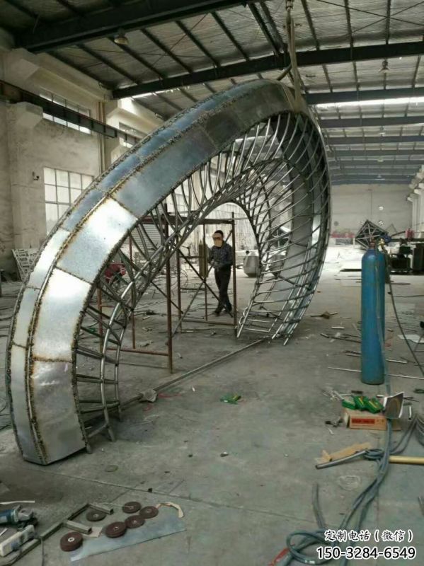 鏤空半圓門頭雕塑，不銹鋼結(jié)構(gòu)大門雕塑制作