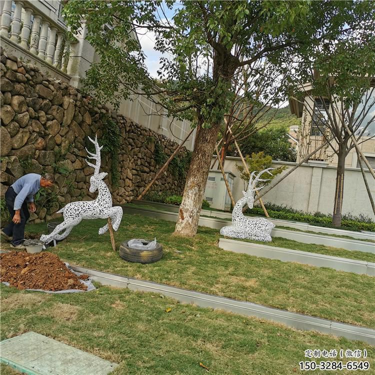 美陳小鹿雕塑供應(yīng)，城區(qū)小品，鏤空小鹿雕塑制造商