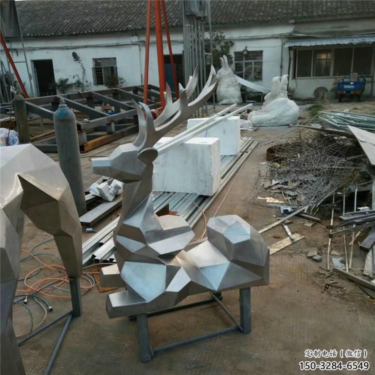 公園小鹿雕塑定做，小區(qū)擺件，鏡面切面小鹿雕塑制作