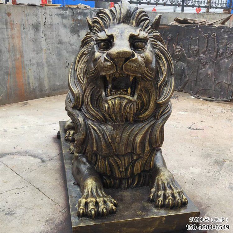 仿銅動物景觀雕塑，玻璃鋼爬式獅子雕塑廠家