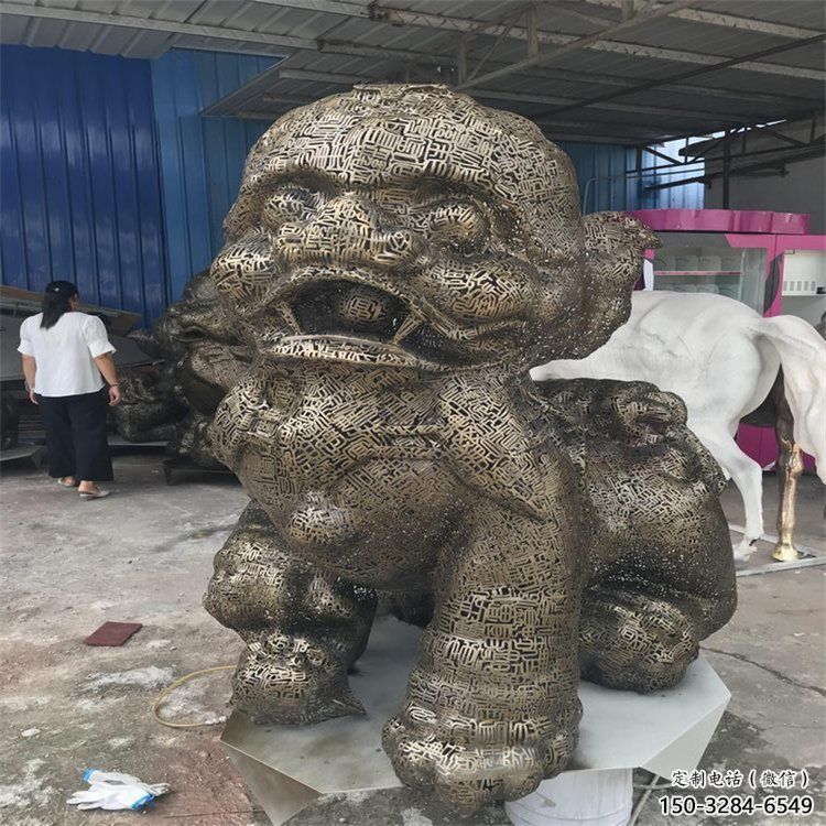 公共獅子雕塑訂做，城市裝飾，不銹鋼鏤空獅子雕塑