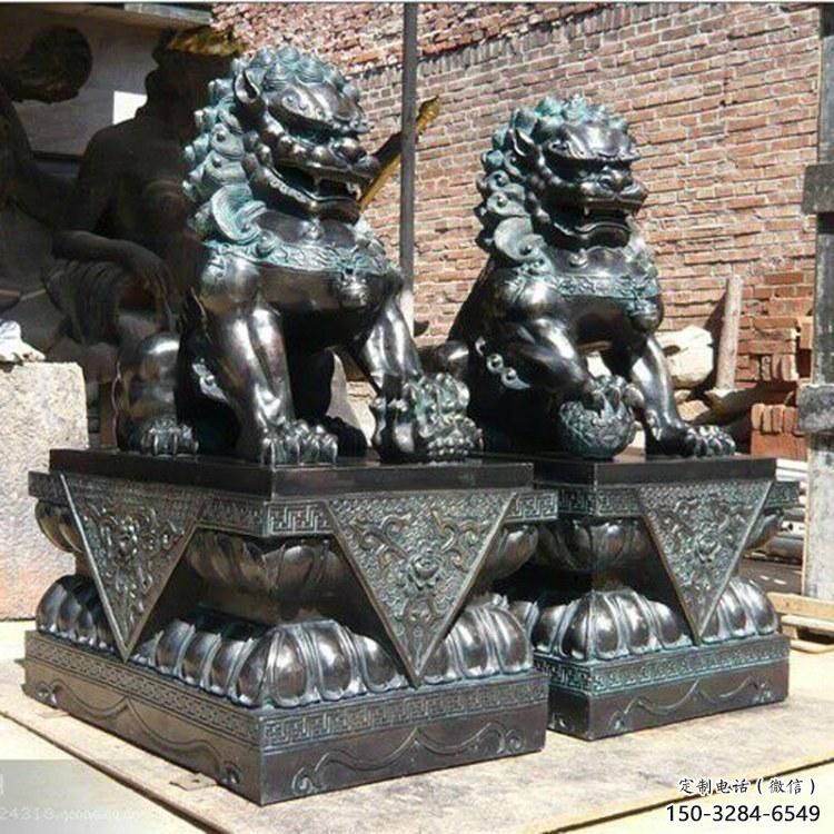 青銅獅子雕塑供應，城區(qū)小品，戶外蹲獅雕塑制造商