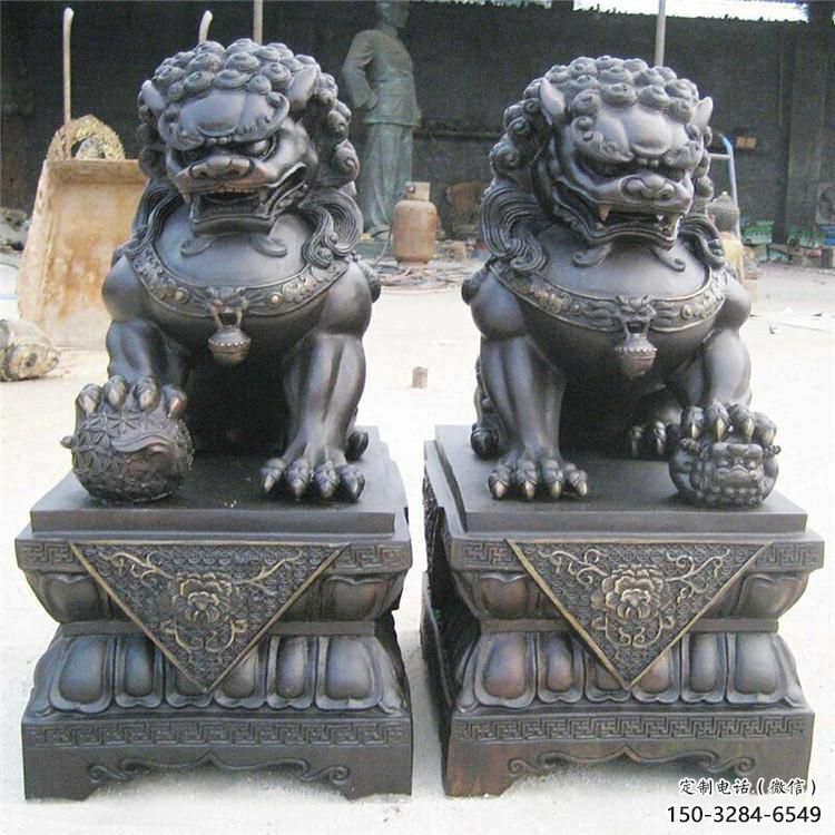 青銅獅子雕塑生產(chǎn)，圓雕系列，仿古蹲獅雕塑生產(chǎn)商