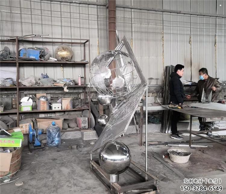 地球儀雕塑批發(fā)，鏡面工藝，景觀筆記本地球儀雕塑承接