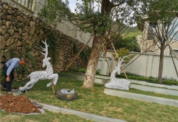 美陳小鹿雕塑供應，城區(qū)小品，鏤空小鹿雕塑制造商