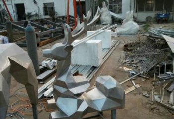 公園小鹿雕塑定做，小區(qū)擺件，鏡面切面小鹿雕塑制作