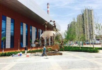 地球儀雕塑定價，拉絲工藝，地球儀人物雕塑制作