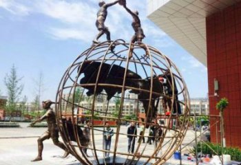 地球儀雕塑供應(yīng)，地標(biāo)擺件，地球儀人物雕塑制造廠家