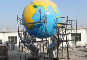 地球儀雕塑制作，村標(biāo)概念，鍛鋼手托地球儀雕塑廠家
