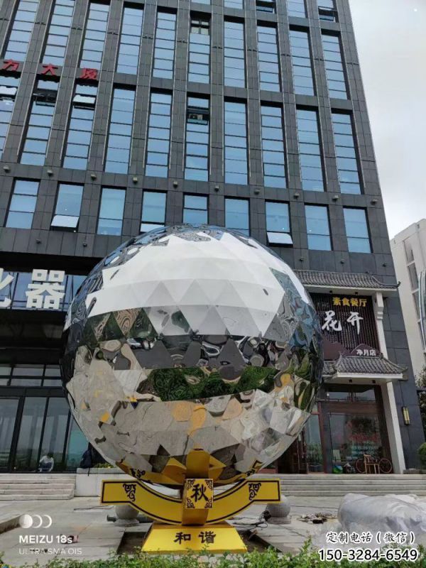 鏡面球雕塑承接，街頭藝術(shù)，不銹鋼球雕塑廠家