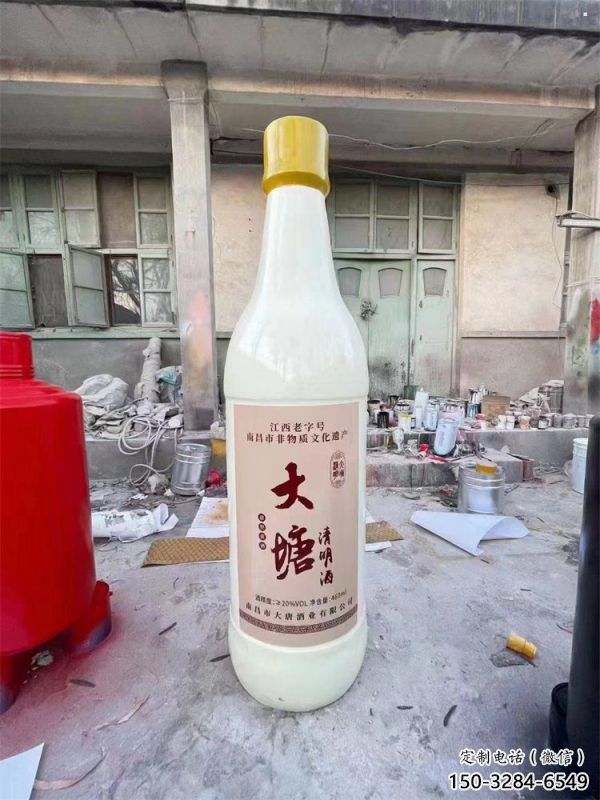 酒瓶雕塑定做，小區(qū)擺件，玻璃鋼酒瓶雕塑制作