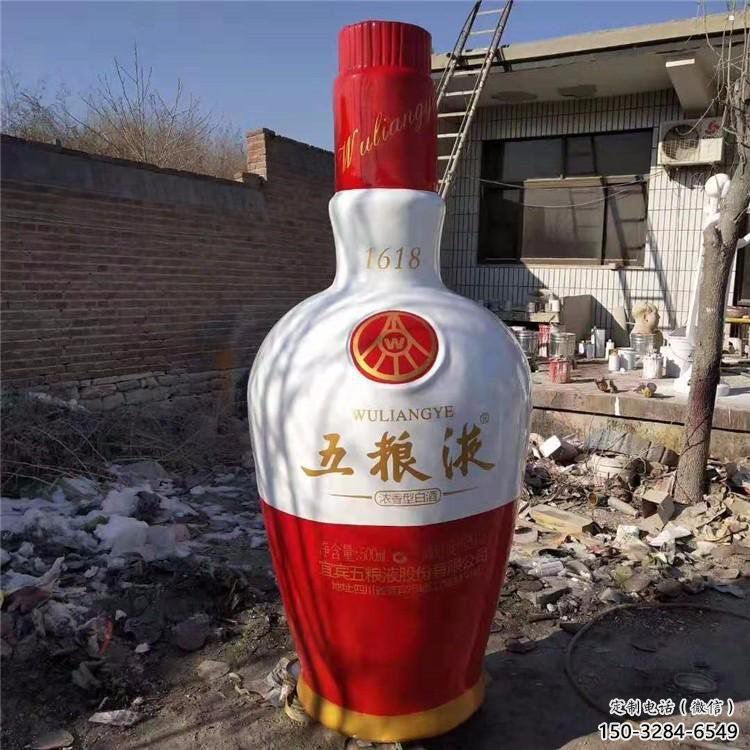 酒瓶雕塑選定，園林裝飾，大型玻璃鋼酒瓶雕塑公司