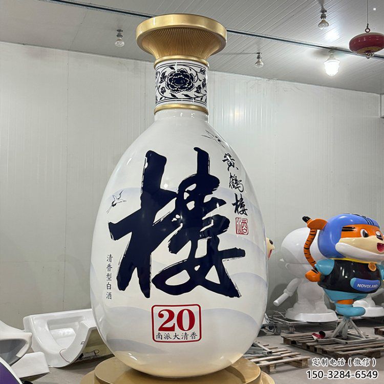 洋酒瓶雕塑承接，景觀雕塑，玻璃鋼洋酒瓶雕塑定制