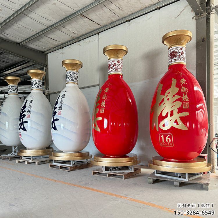 洋酒瓶雕塑預(yù)定，小區(qū)擺件，玻璃鋼洋酒瓶雕塑廠家