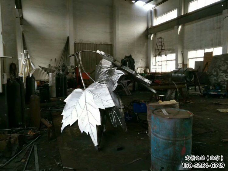 楓葉雕塑承接，城市裝飾，大型不銹鋼楓葉雕塑廠家