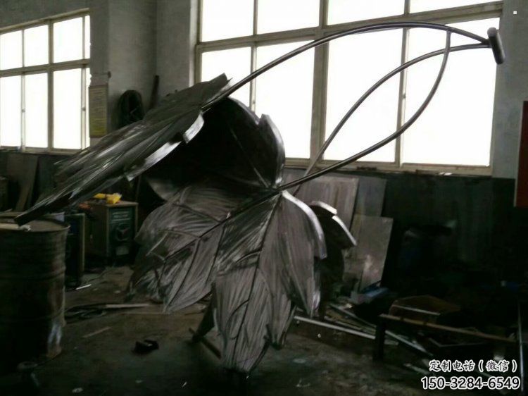 楓葉雕塑服務(wù)商，噴泉雕塑，不銹鋼楓葉雕塑訂做廠家