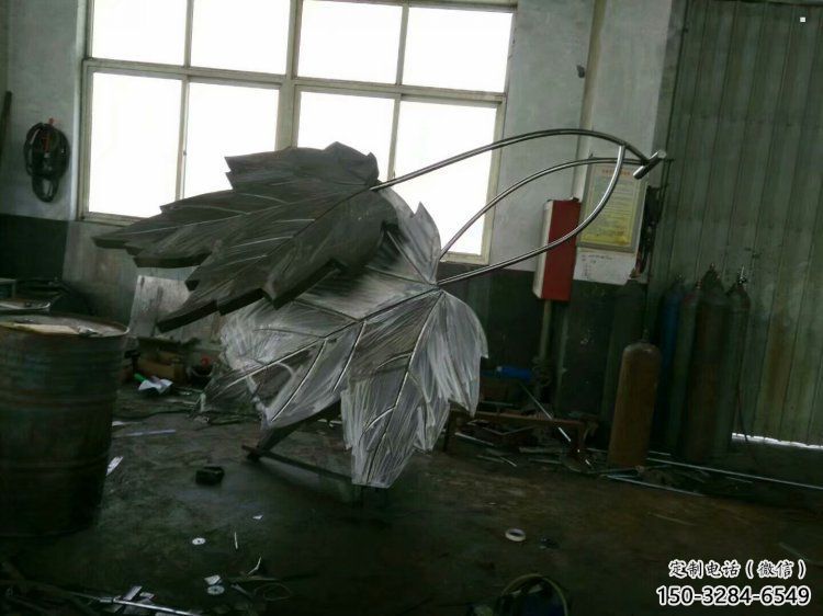 楓葉雕塑承接，景區(qū)案例，不銹鋼楓葉雕塑定制廠家