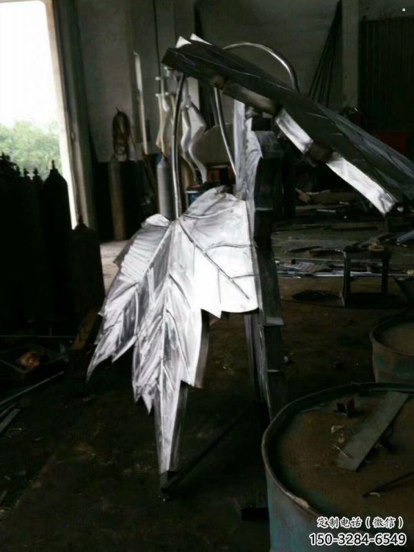 楓葉雕塑供應(yīng)，花園小品，不銹鋼仿真楓葉雕塑廠家