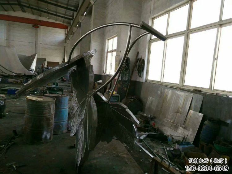 楓葉雕塑優(yōu)選，陸地擺件，藝術(shù)不銹鋼楓葉雕塑供應(yīng)
