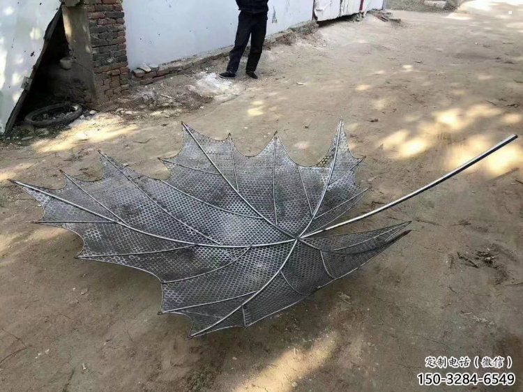 鏤空楓葉雕塑供需，彩鋼制作，大型鐵藝楓葉雕塑公司