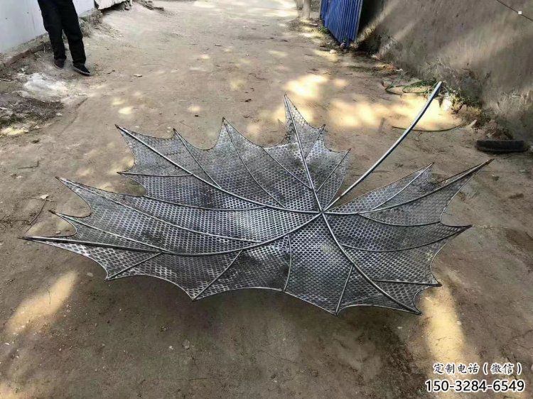 鏤空楓葉雕塑選用，小區(qū)擺件，大型鐵藝楓葉雕塑公司