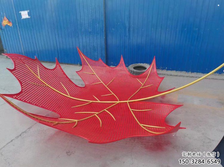 鏤空楓葉雕塑制造，歐式風(fēng)格，鐵藝楓葉雕塑定制廠家