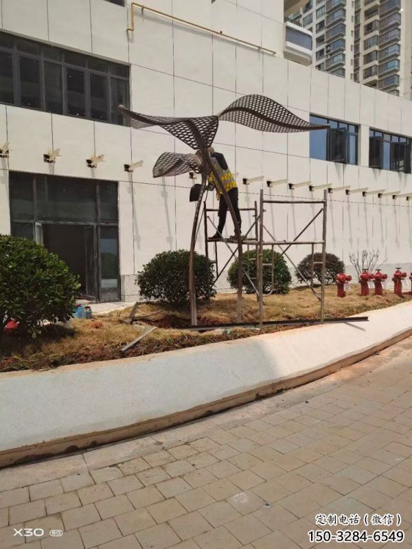 金屬樹葉雕塑廠家，街頭藝術(shù)，彩繪仿真樹葉雕塑制造商