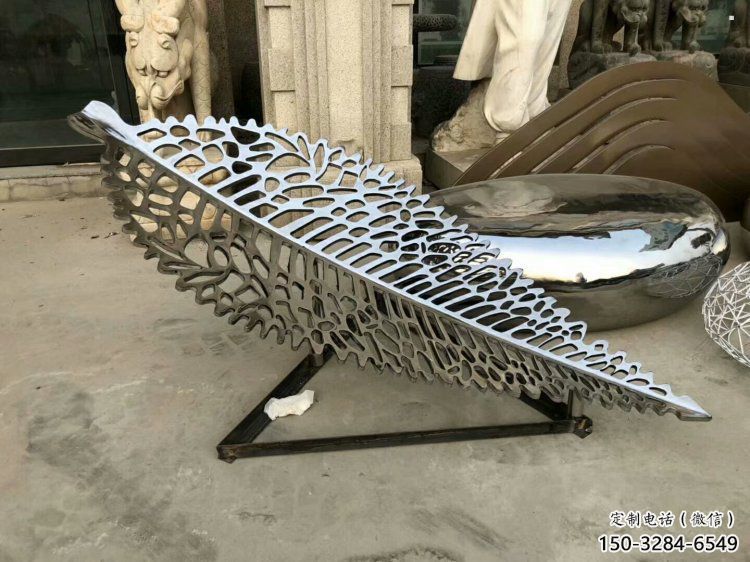 鏤空樹葉雕塑廠家，地標(biāo)擺件，鏡面鏤空樹葉雕塑生產(chǎn)商