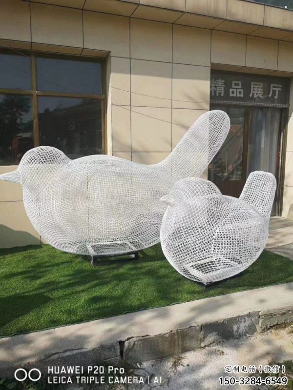 鏤空鳥(niǎo)雕塑觀(guān)賞型，街景小品，鐵藝小鳥(niǎo)雕塑廠(chǎng)家常用