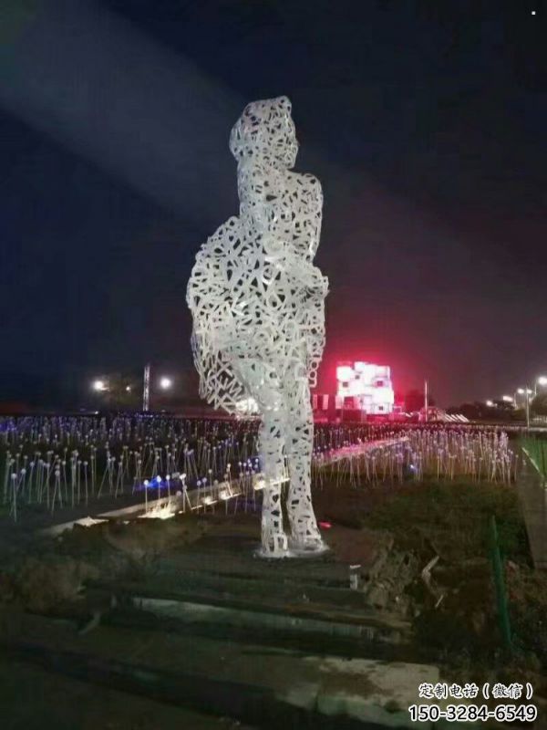 鏤空人物雕塑預(yù)定，城區(qū)小品，現(xiàn)代鐵藝人物雕塑制造商
