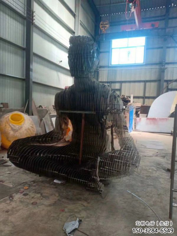 現(xiàn)代鏤空人物雕塑優(yōu)選，圓雕體系，鐵藝坐式人物雕塑選定