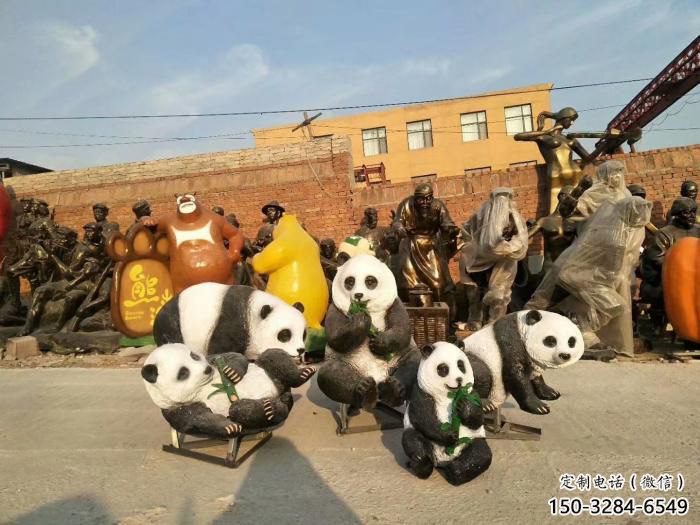 金屬熊貓雕塑制作，陸地?cái)[件，仿真熊貓雕塑制造商