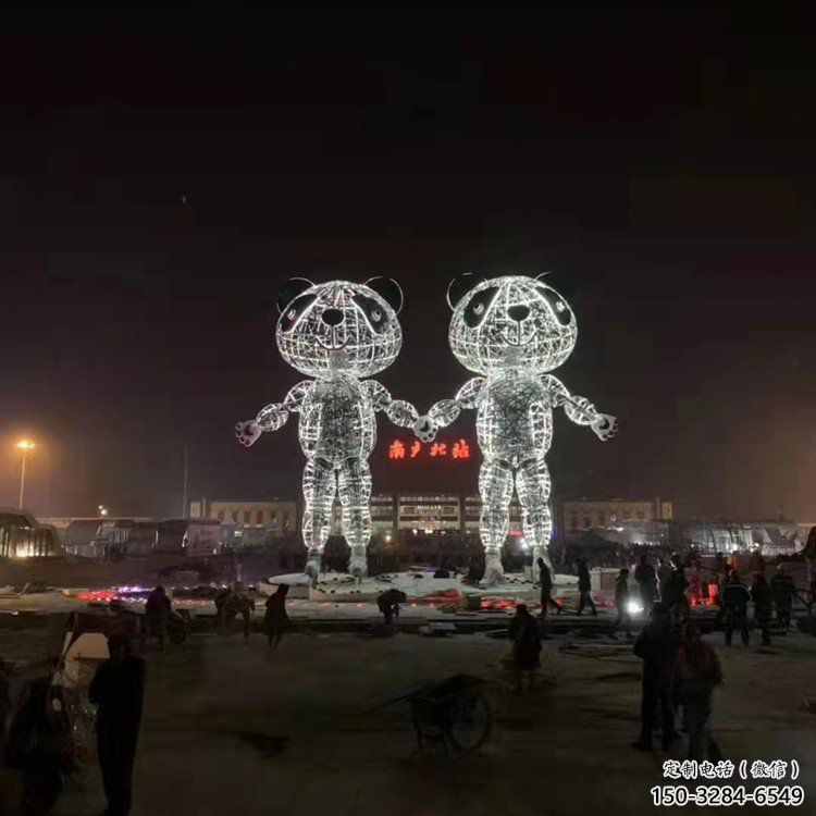 金屬熊貓雕塑制造，景觀雕塑，鏤空熊貓雕塑制作廠家