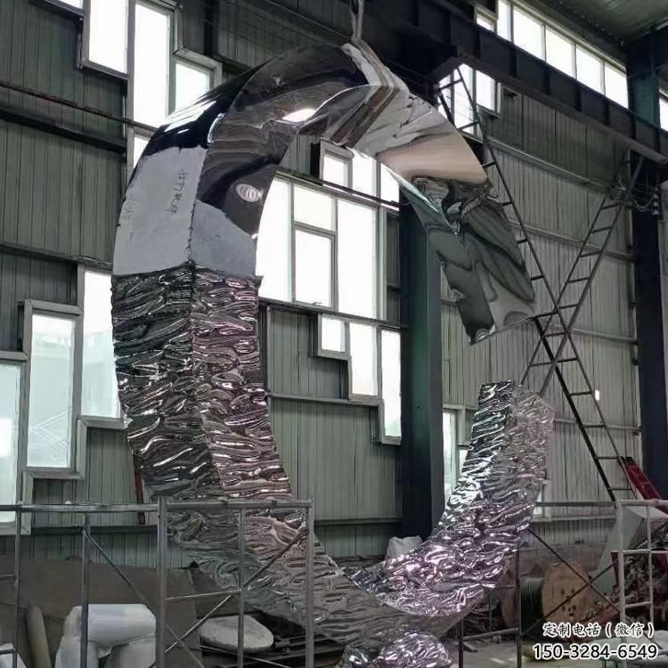 圓環(huán)雕塑展品，室外軟裝，展示不銹鋼圓環(huán)雕塑訂做