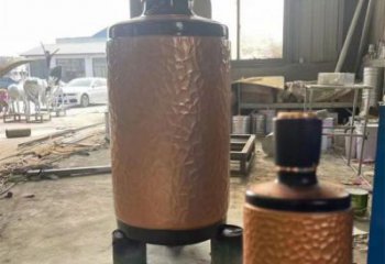 藝術(shù)酒瓶雕塑展品，室外軟裝，展示玻璃鋼酒瓶雕塑訂做