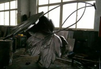 楓葉雕塑服務(wù)商，噴泉雕塑，不銹鋼楓葉雕塑訂做廠家