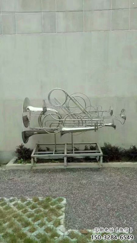 鏤空號(hào)角雕塑