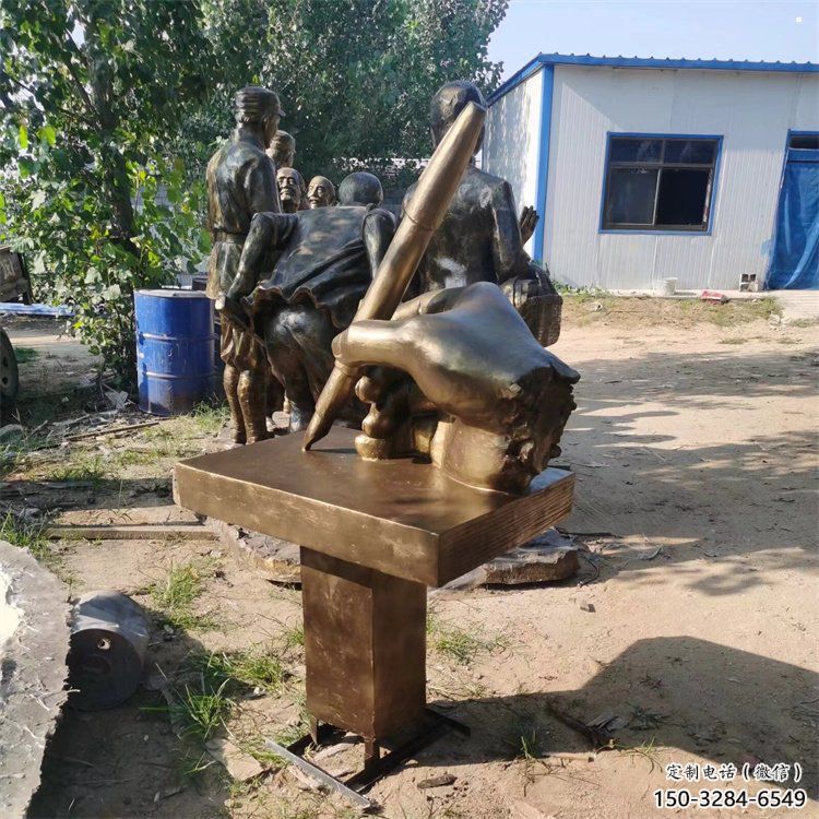 菏澤手握鋼筆雕塑，街道標(biāo)識(shí)，玻璃鋼手握鋼筆雕塑廠家