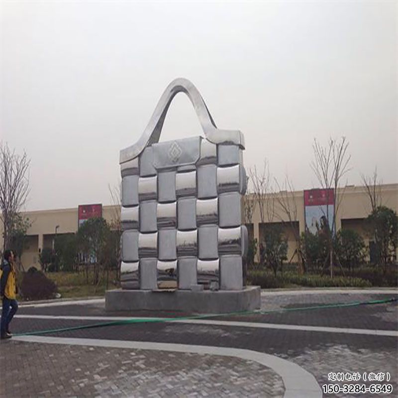 資陽景觀背包雕塑優(yōu)選，陸地擺件，園林不銹鋼背包雕塑供應(yīng)